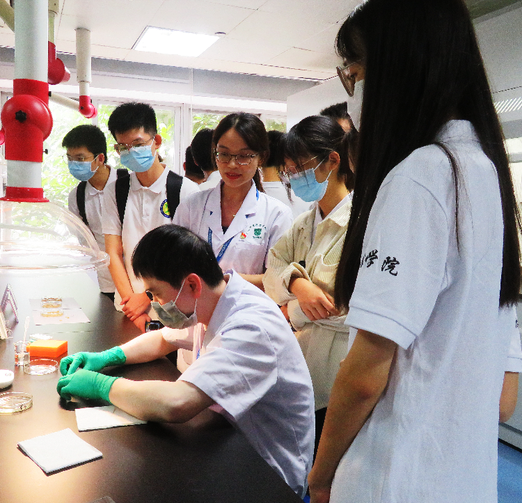 電子科技大學中山學院師生到中山市食品藥品檢驗所參觀學習.jpg