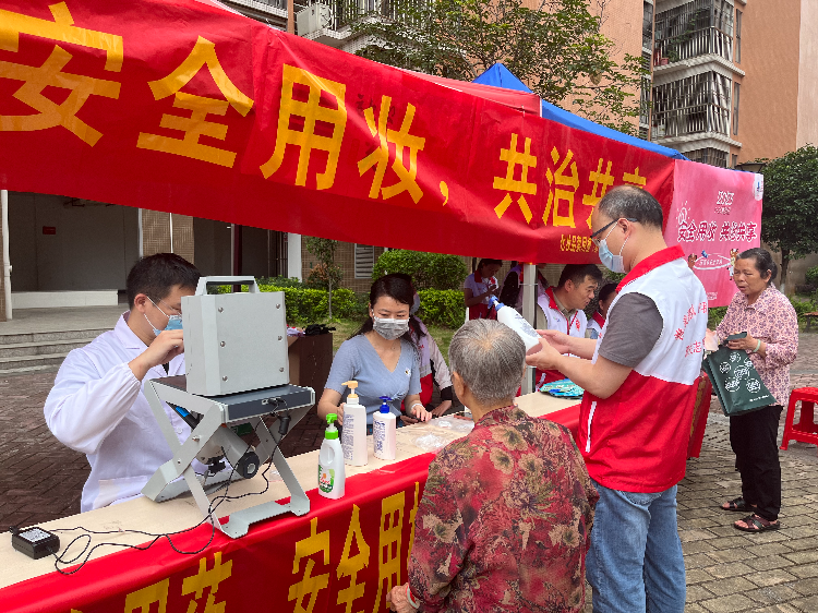 韶關(guān)市食品藥品檢驗所黨支部開展“5 25愛膚日”化妝品安全科普宣傳活動-3.jpg